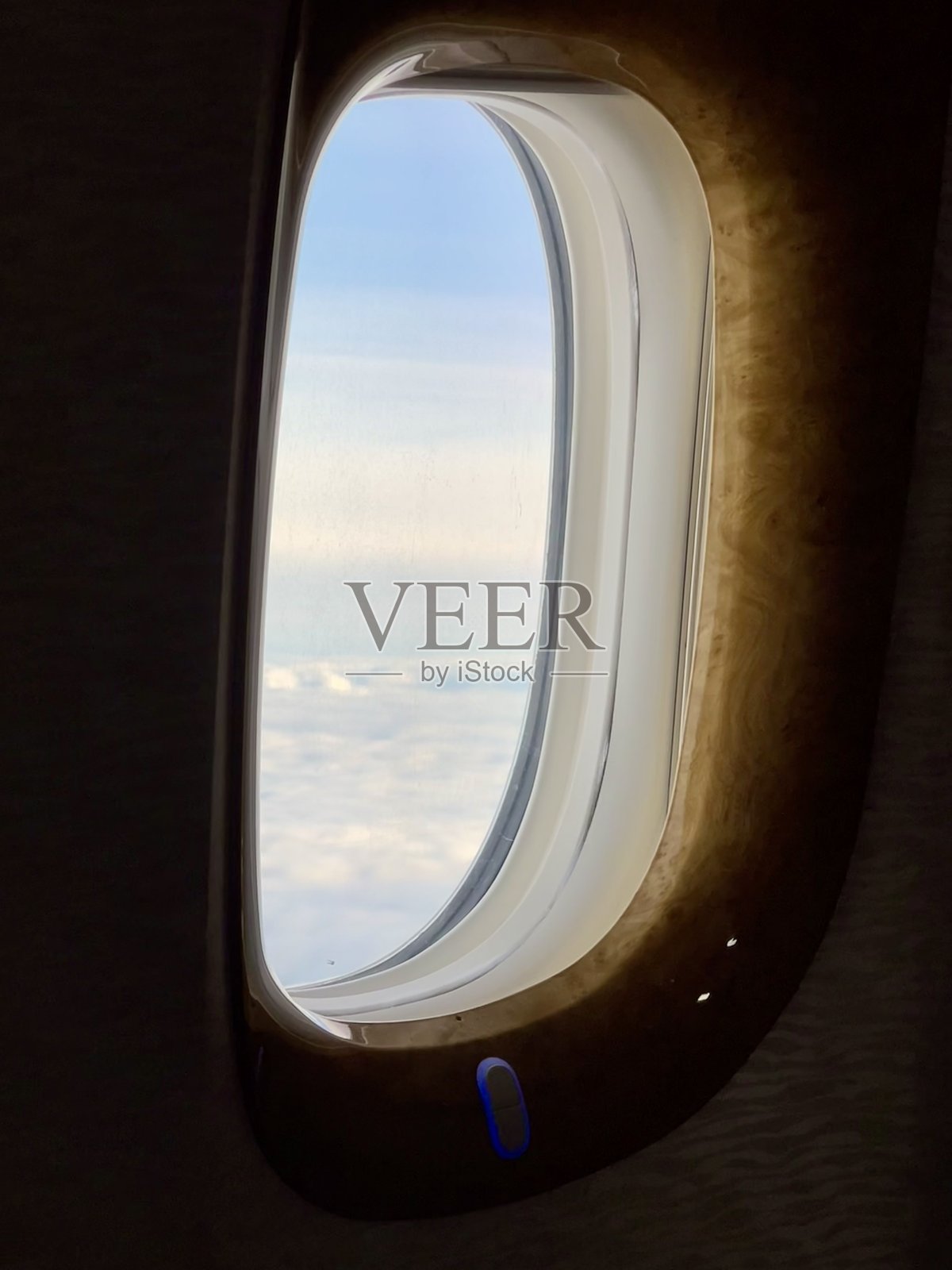 高空飞机舷窗外的云层景观照片摄影图片