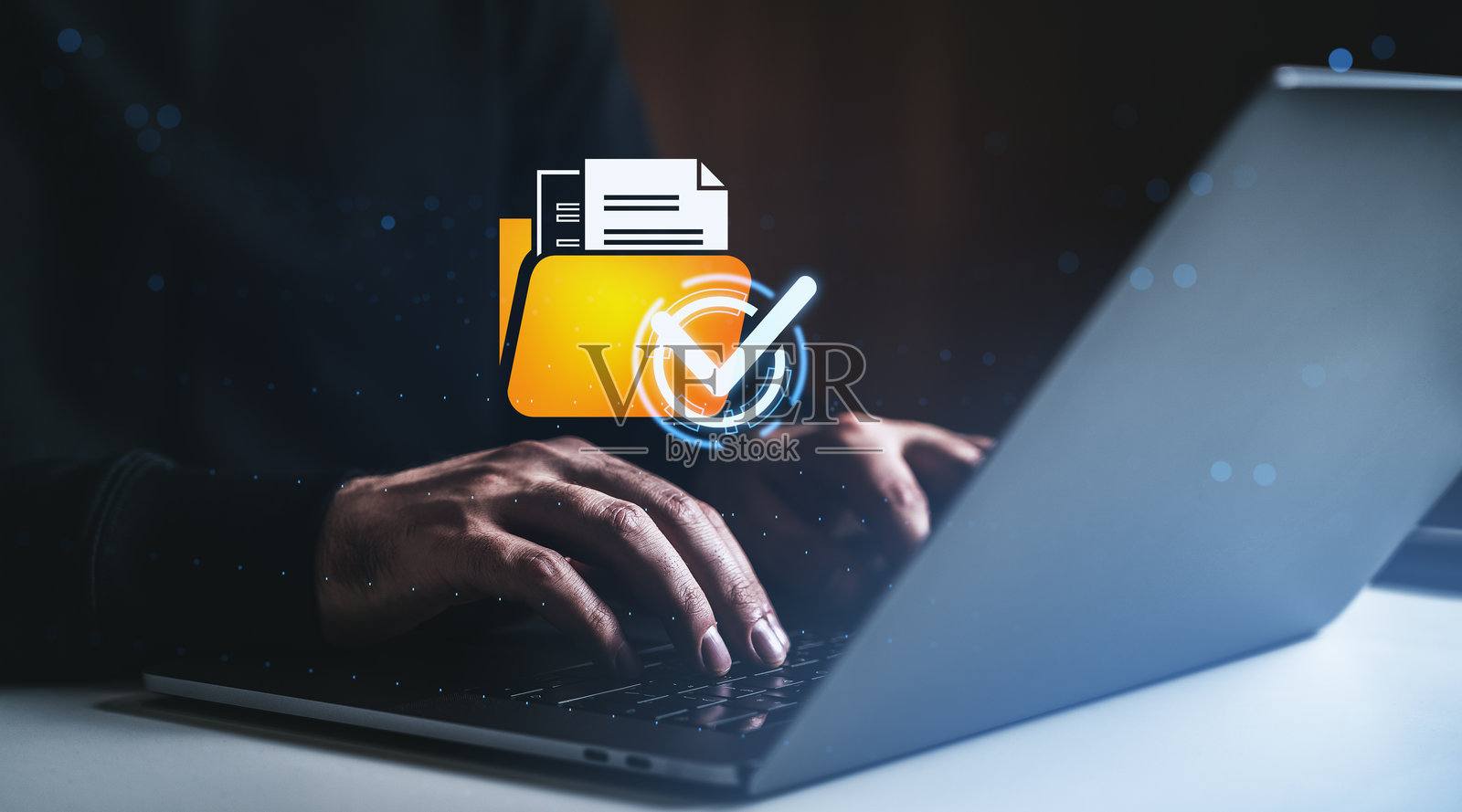 深色创意背景下，笔记本电脑键盘输入的手部特写，叠加发光的文件夹对勾，象征网络安全数据访问概念。照片摄影图片