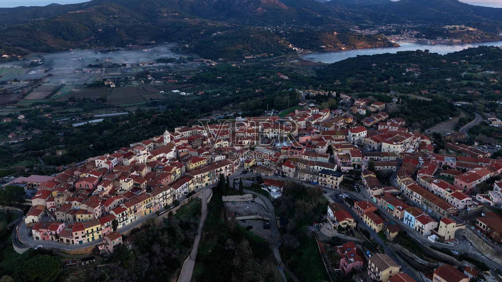 意大利托斯卡纳利窝那省厄尔巴岛上的中世纪村庄卡波利韦里鸟瞰图。照片摄影图片