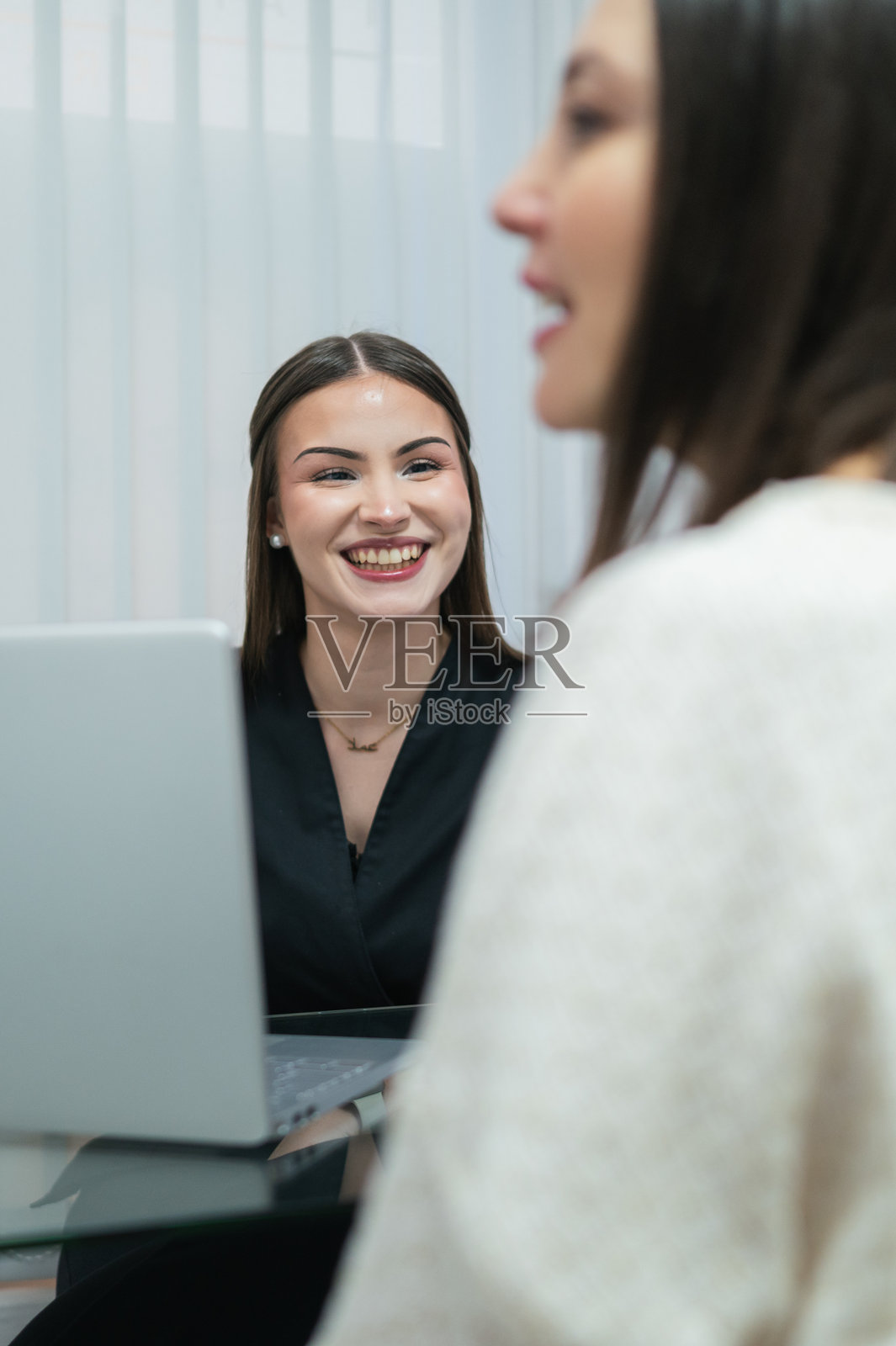 美容师在进行皮肤护理咨询时面带微笑照片摄影图片