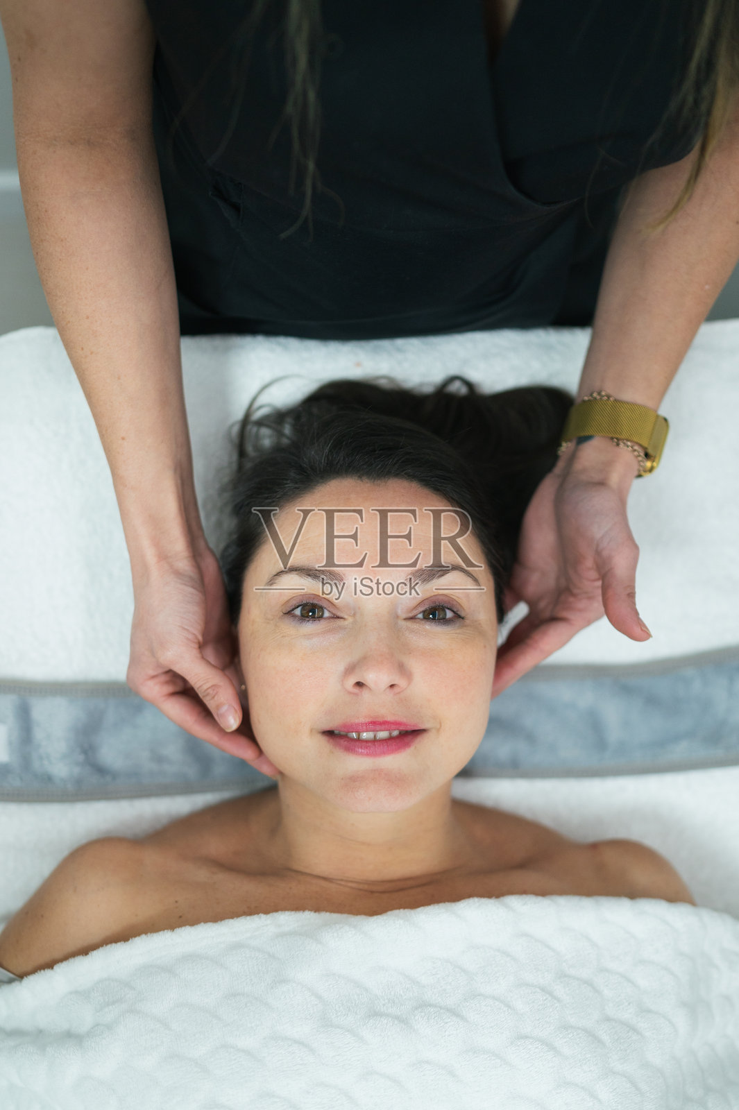 美容师为成年女性提供放松面部皮肤护理照片摄影图片