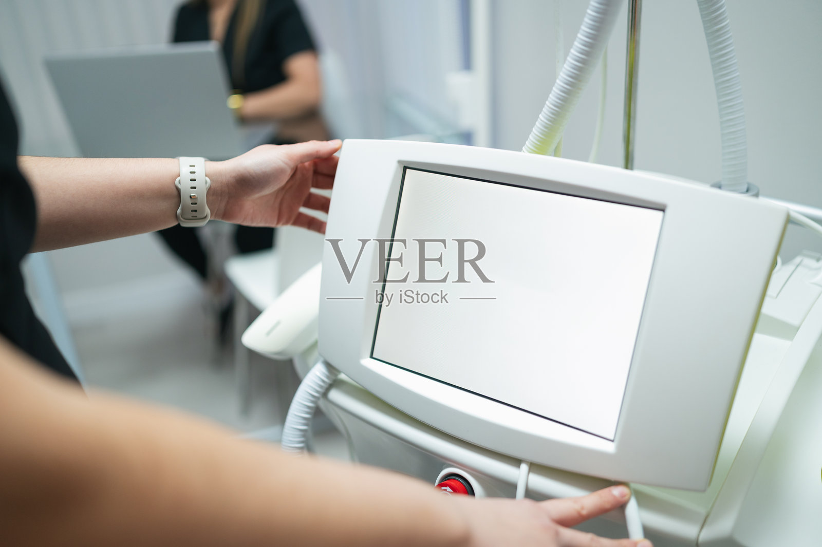 美容师在医疗美容院操作激光脱毛仪照片摄影图片