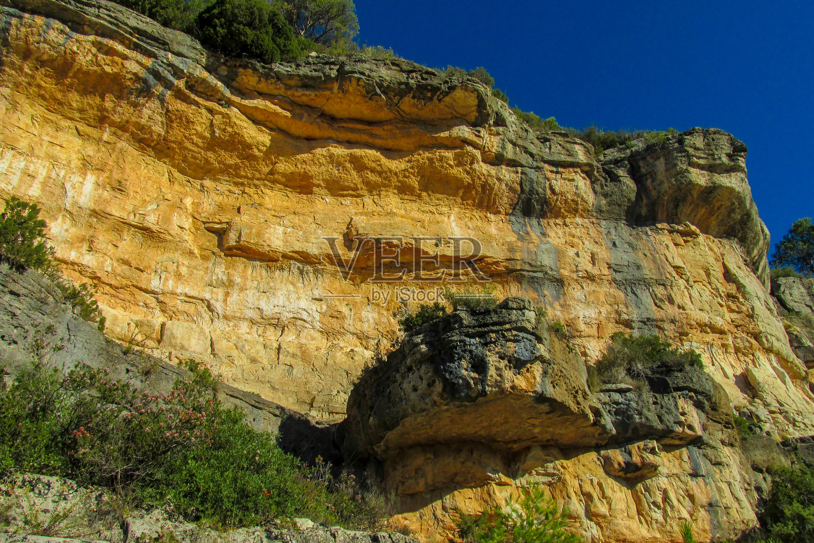 西班牙西乌拉纳攀岩区，拥有陡峭的石灰岩悬崖、崎岖的地形和全景山谷景色照片摄影图片