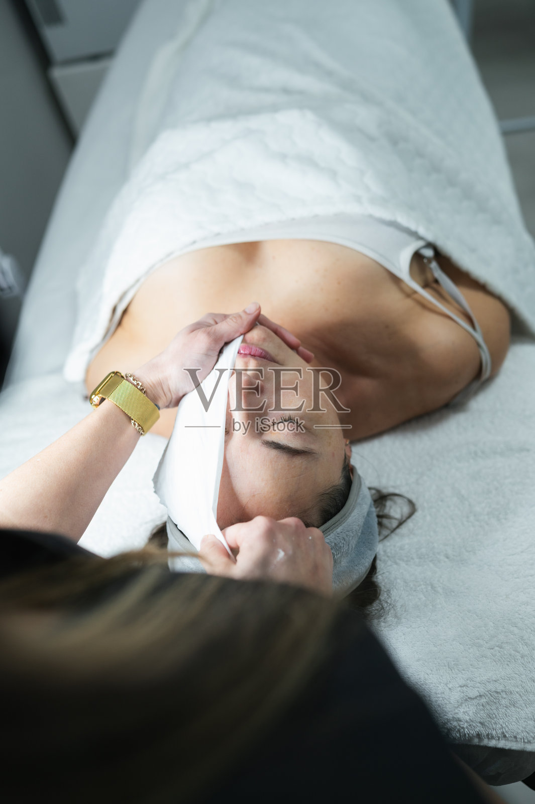 美容师在水疗护理中为女性洁面照片摄影图片