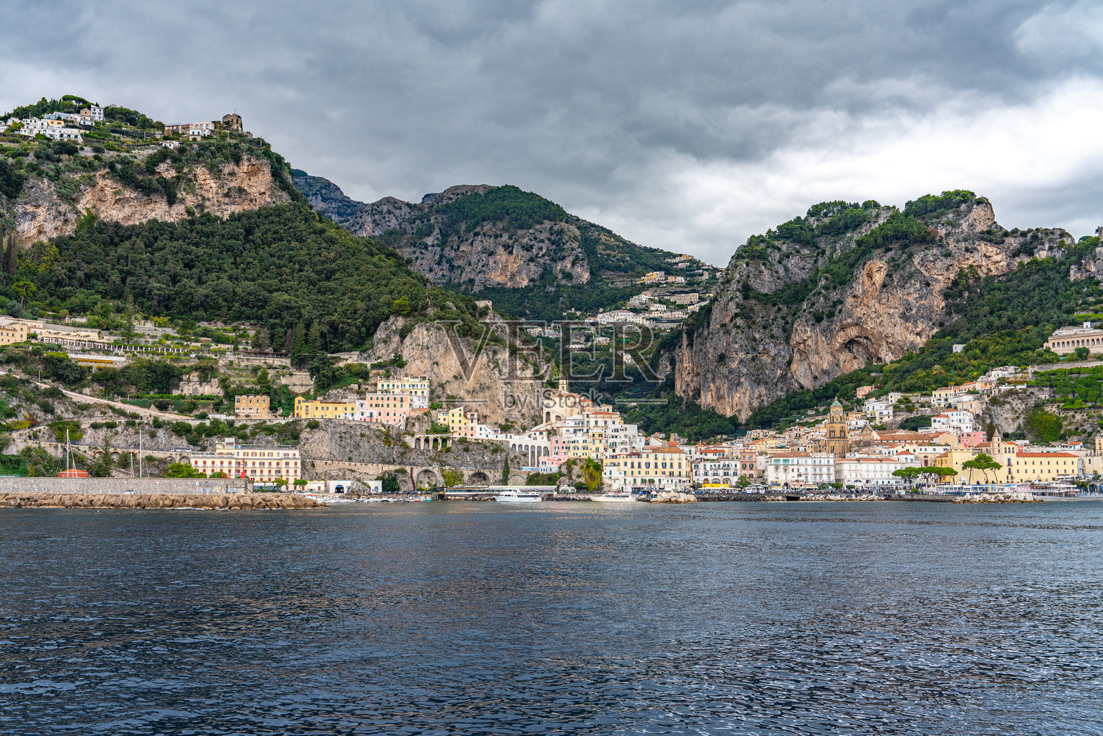 意大利拉韦洛波西塔诺至阿马尔菲海岸的海岸线景观照片摄影图片