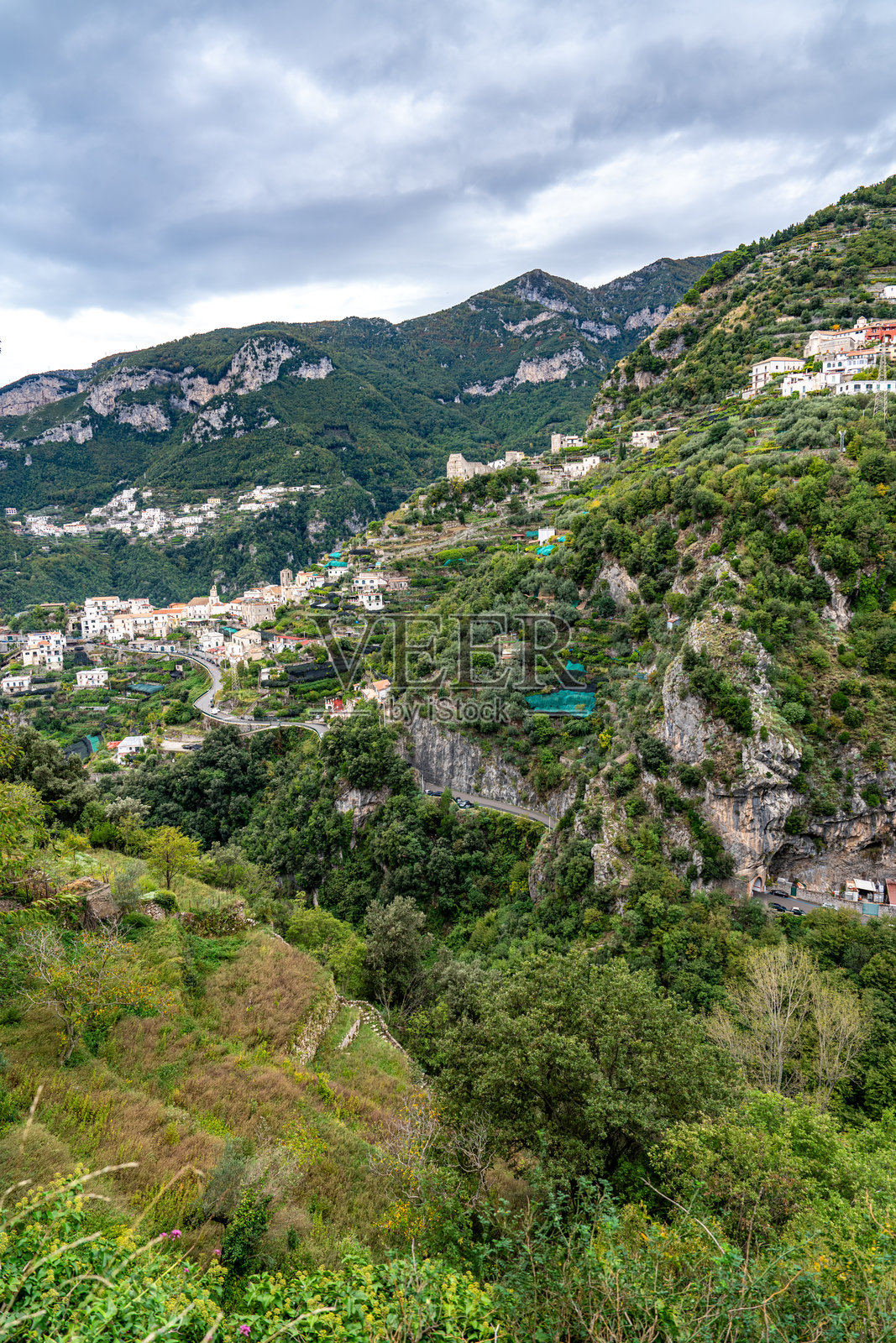 从阿特拉尼到翁布罗内别墅的小径。意大利拉韦洛阿特拉尼的海岸线景观。照片摄影图片