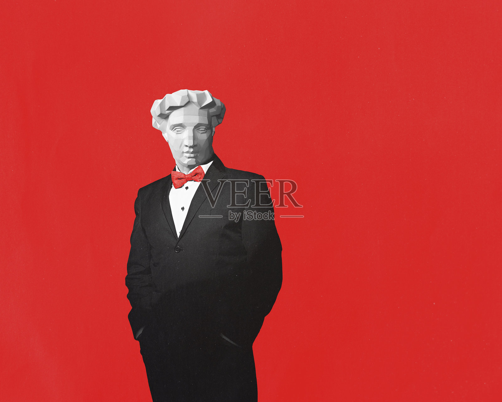 一位成功的、经验丰富的高级商人，如同古代智者哲学家雕塑，孤立在红色背景上，并留有复制空间。个人成长主题演讲者。照片摄影图片