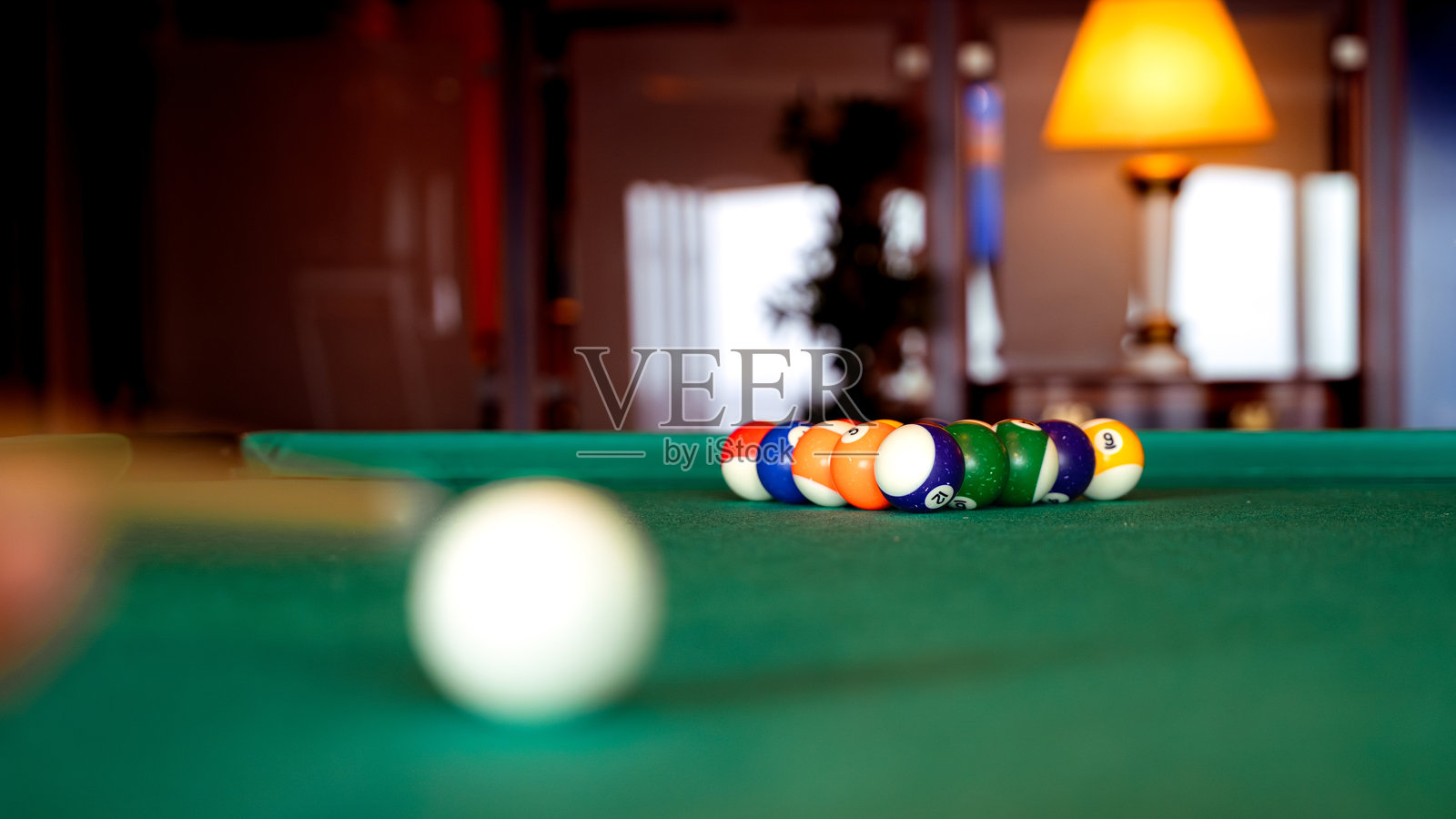 摆放好的台球桌和彩色球的三角架照片摄影图片