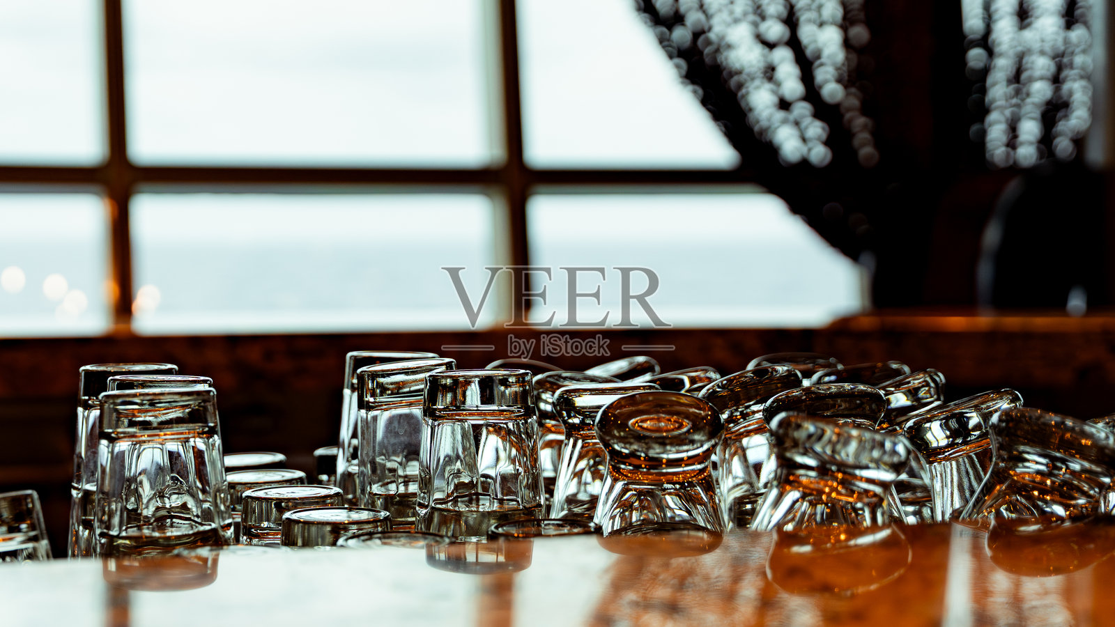 空的酒杯在吧台前等待服务照片摄影图片