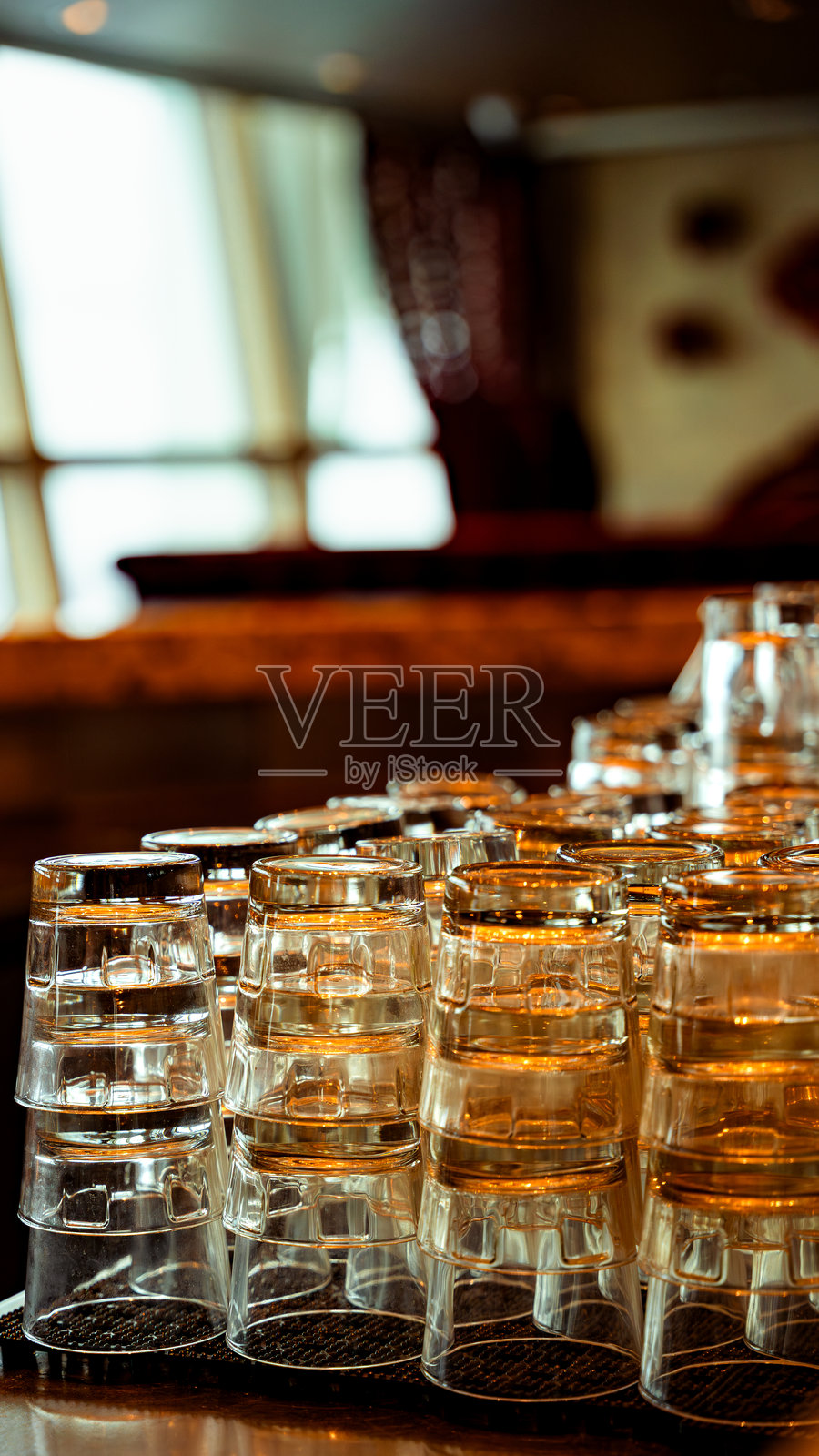 餐厅柜台上堆叠的倒置的酒杯照片摄影图片