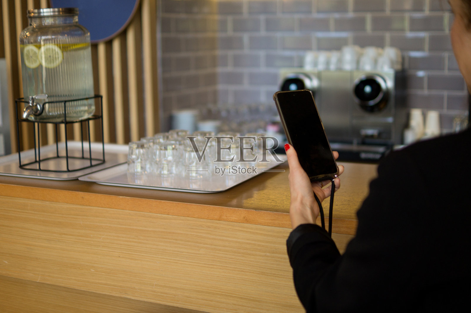 现代游牧民在酒店自助餐厅查看手机照片摄影图片