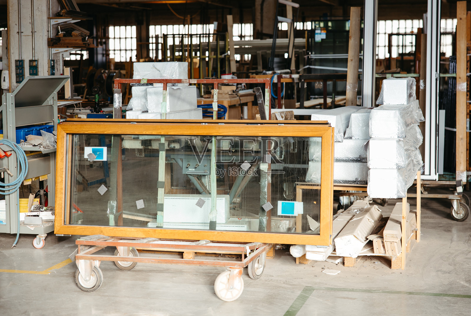 金属车间内部的木制和玻璃滑动门照片摄影图片