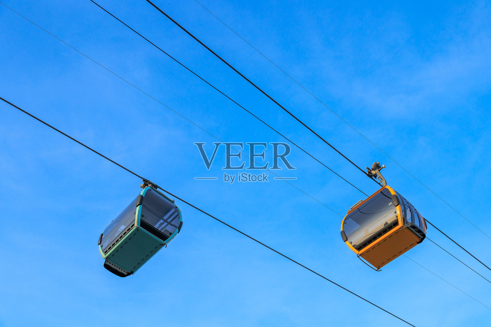 越南芽庄，蓝天下的两个缆车吊厢照片摄影图片