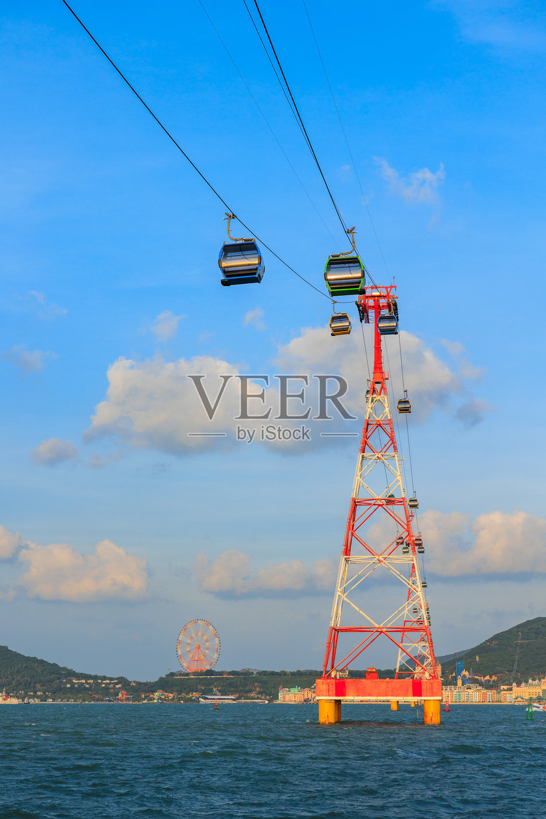 越南芽庄海上缆车塔及缆车照片摄影图片