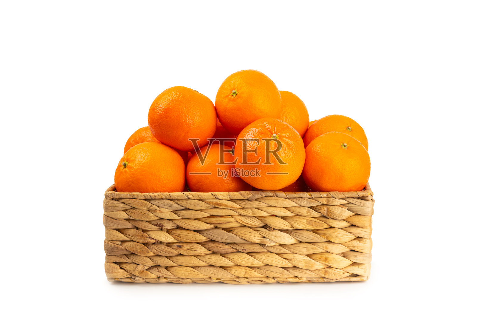 新鲜成熟多汁的橘子。新鲜成熟的整个和半个橘子、柑橘或克莱门汀，带有绿叶，孤立在白色背景上。柑橘类水果。柑橘或克莱门汀。新鲜的橙色水果。照片摄影图片