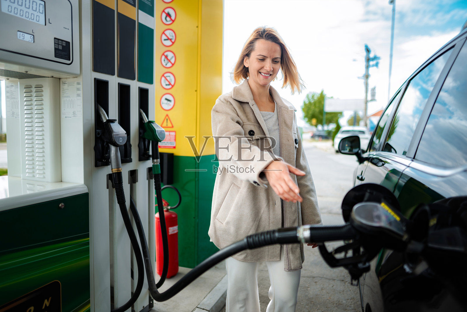 加油站为汽车加油照片摄影图片