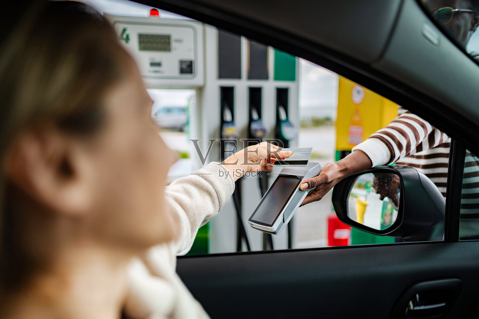 加油站为汽车加油照片摄影图片