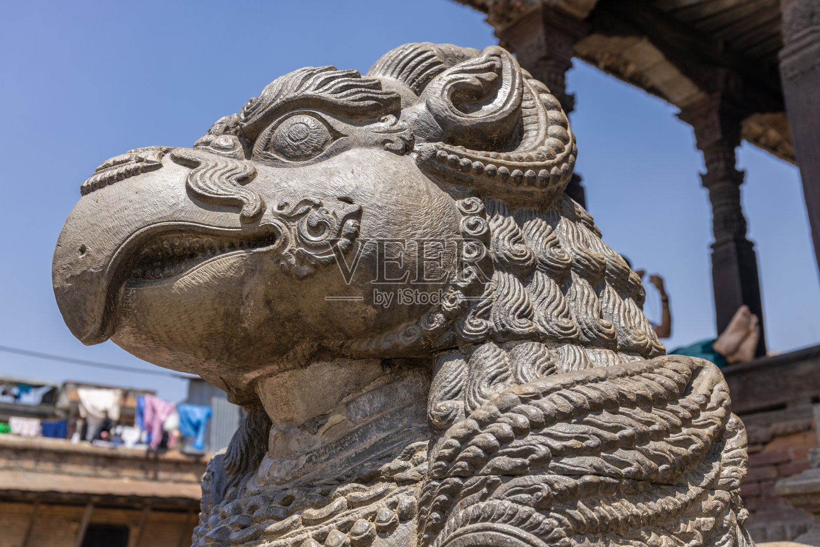 尼泊尔加德满都附近巴克塔普尔的寺庙和雕像，拥有历史悠久的石头建筑、雕刻人物和传统宗教图案照片摄影图片