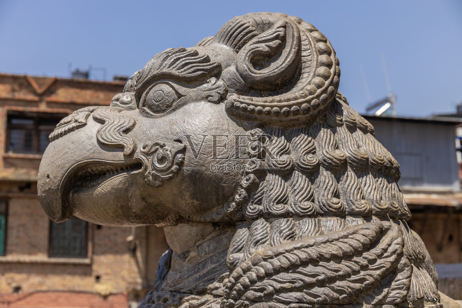 尼泊尔加德满都附近的巴克塔普尔寺庙和雕像，具有历史悠久的石雕建筑、雕刻人物和传统宗教图案照片摄影图片