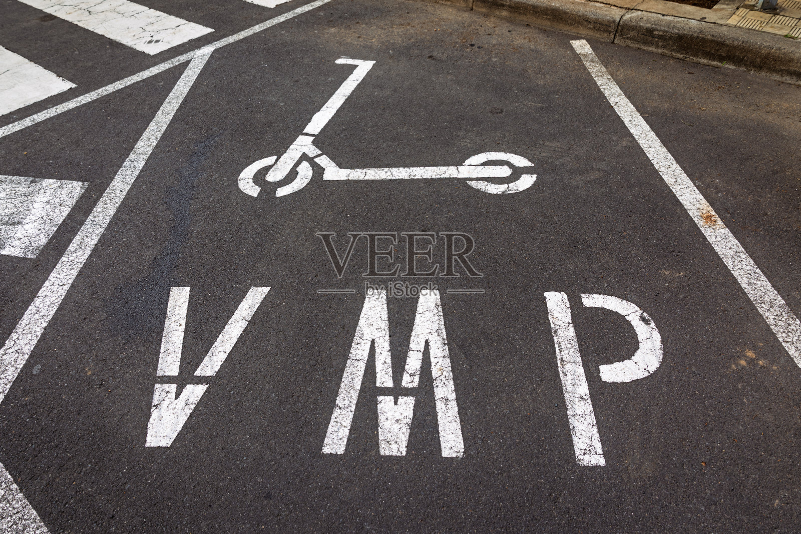 现代城市交通基础设施的一部分，用于停放踏板车的区域照片摄影图片