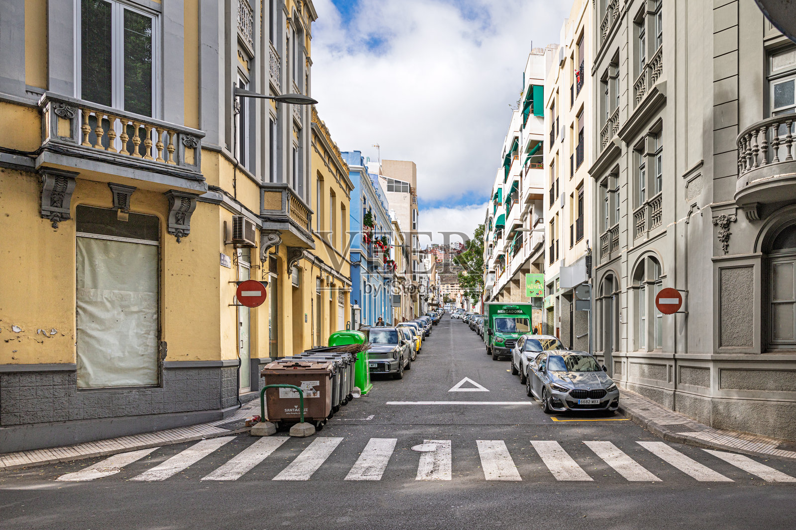 沿着山路向上看的景象照片摄影图片