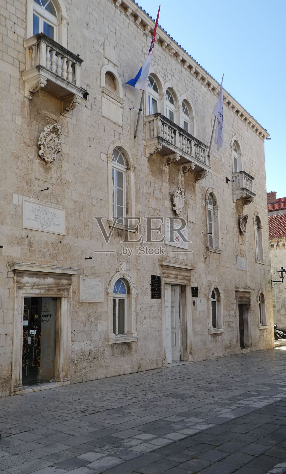 历史悠久的联排别墅照片摄影图片