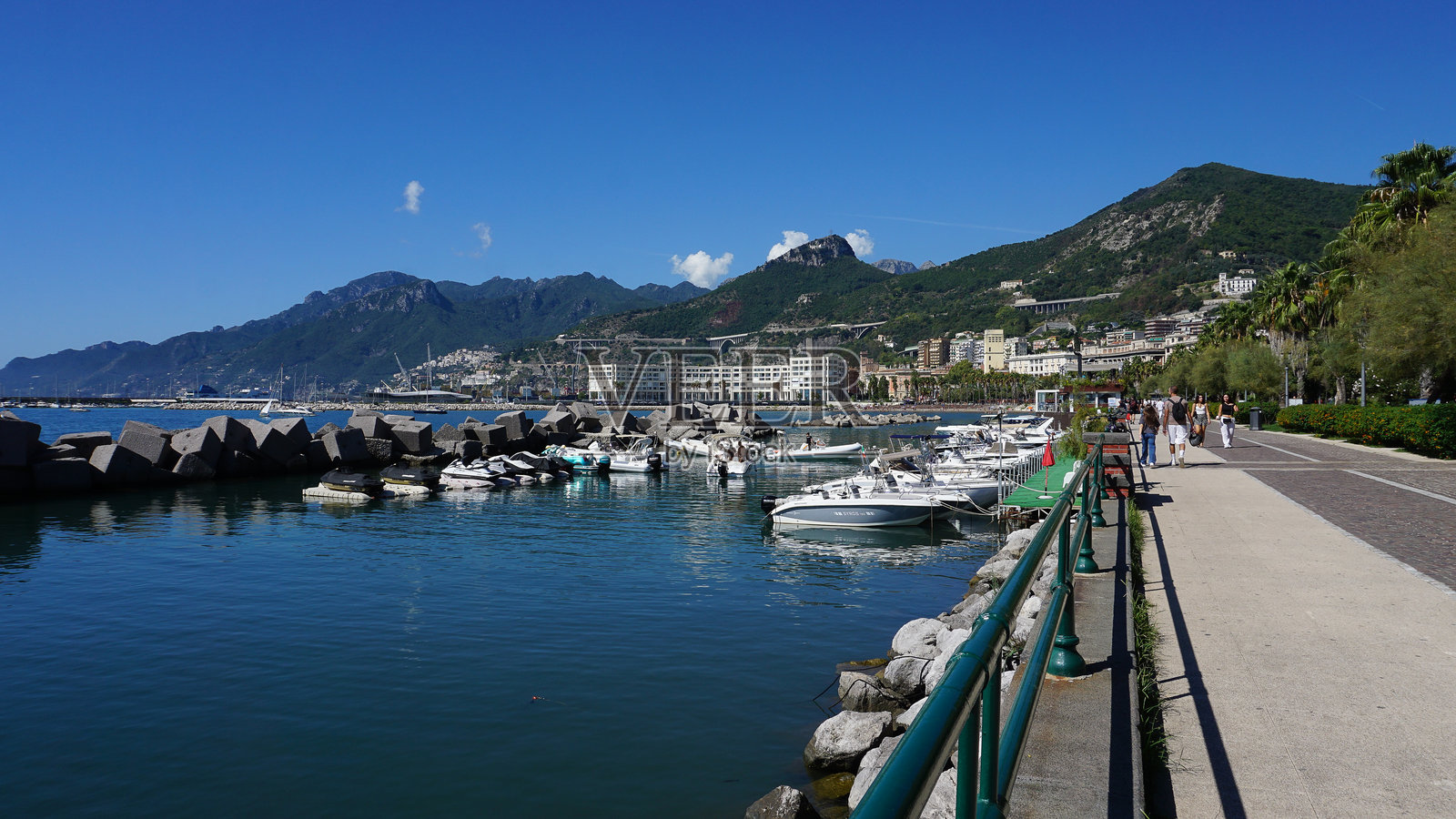 圣特雷莎海滩附近，花园长廊景观，有人在散步和骑自行车。照片摄影图片