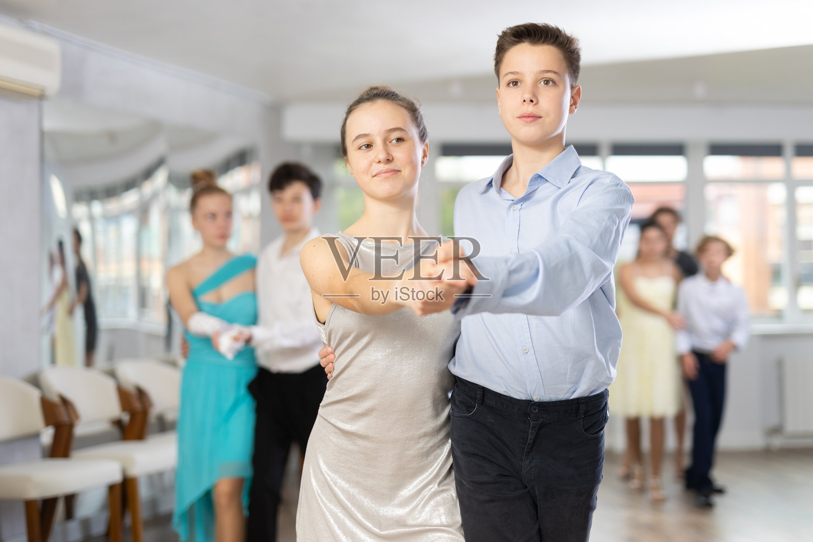 舞者情侣——穿着节日服装的青少年在舞蹈工作室里跳维也纳华尔兹照片摄影图片