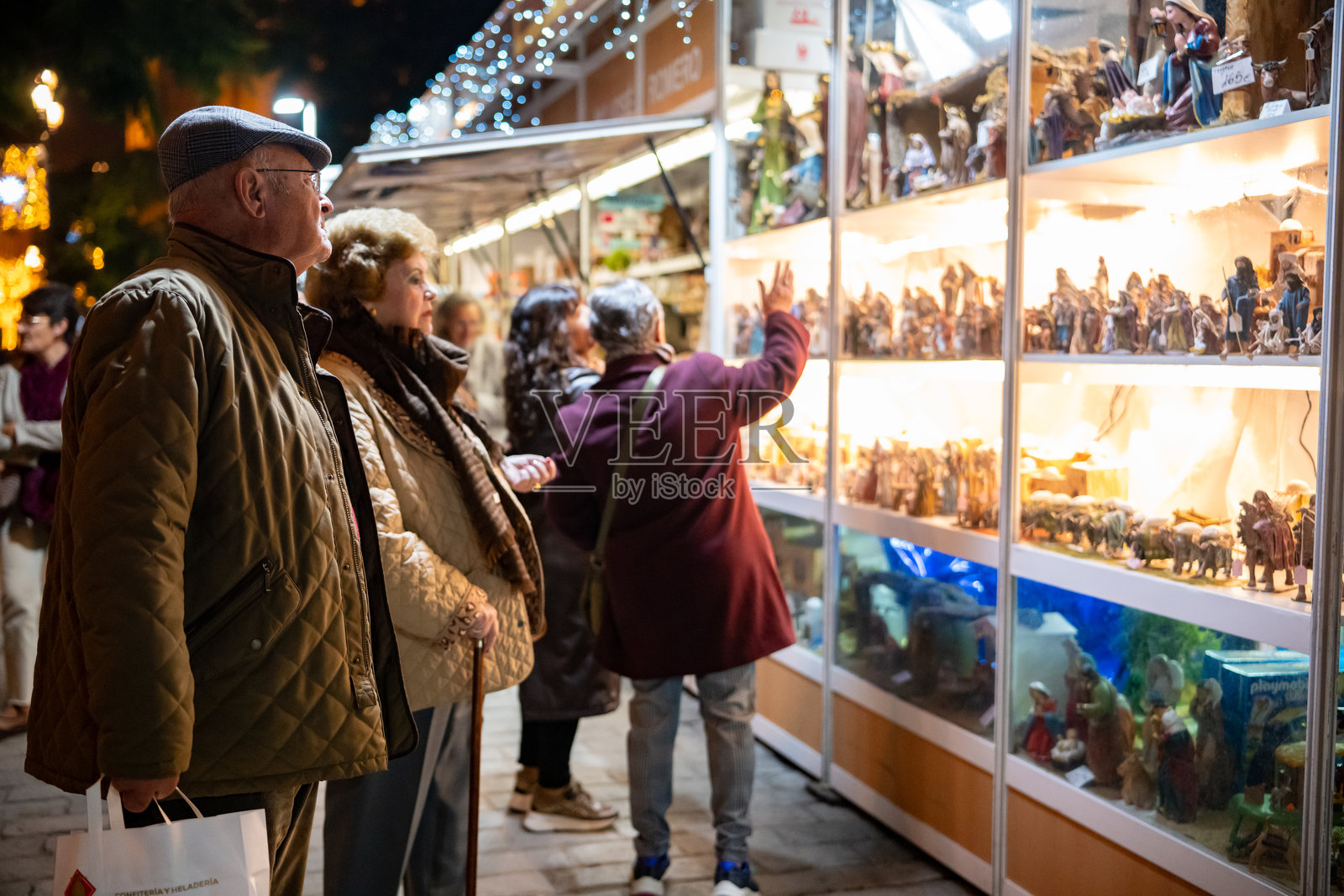 圣诞节期间塞维利亚大教堂的耶稣诞生场景集市照片摄影图片