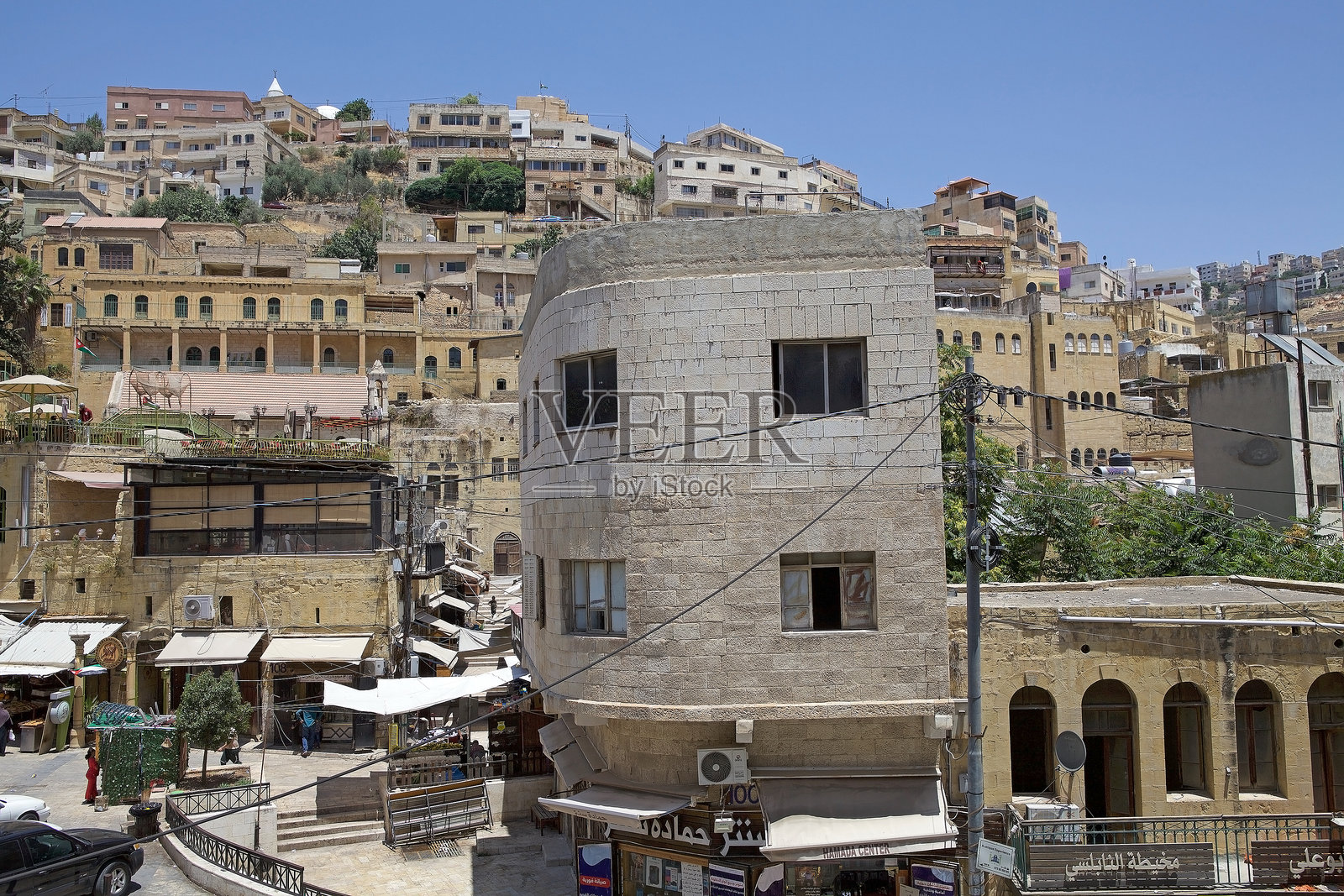 约旦中西部盐城新旧建筑,这是一座古老的贸易城市。照片摄影图片