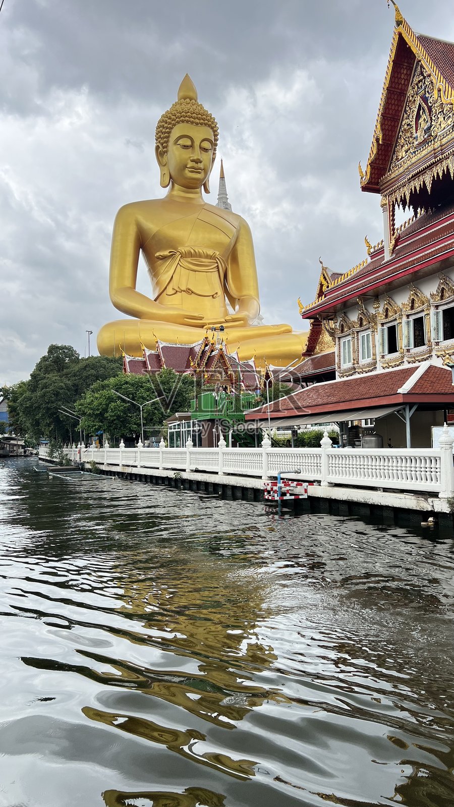 曼谷著名景点帕南寺坐佛，巨大的坐佛雕像照片摄影图片