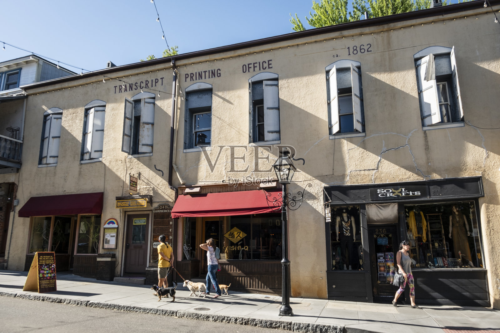 百老汇街北侧的商店照片摄影图片