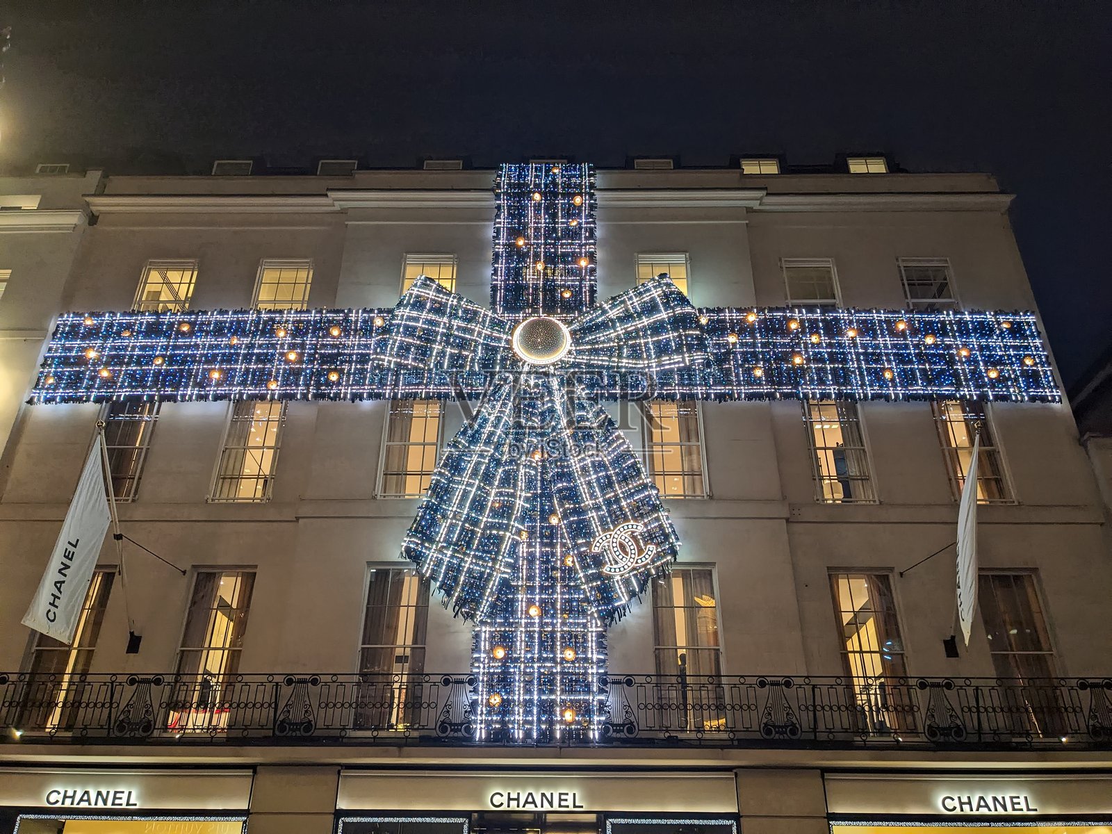 伦敦新邦德街香奈儿精品店外墙上巨大的发光蓝色蝴蝶结装饰照片摄影图片