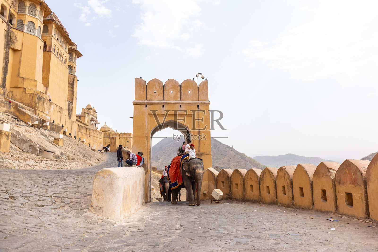 游客在琥珀堡骑乘装饰华丽的大象照片摄影图片