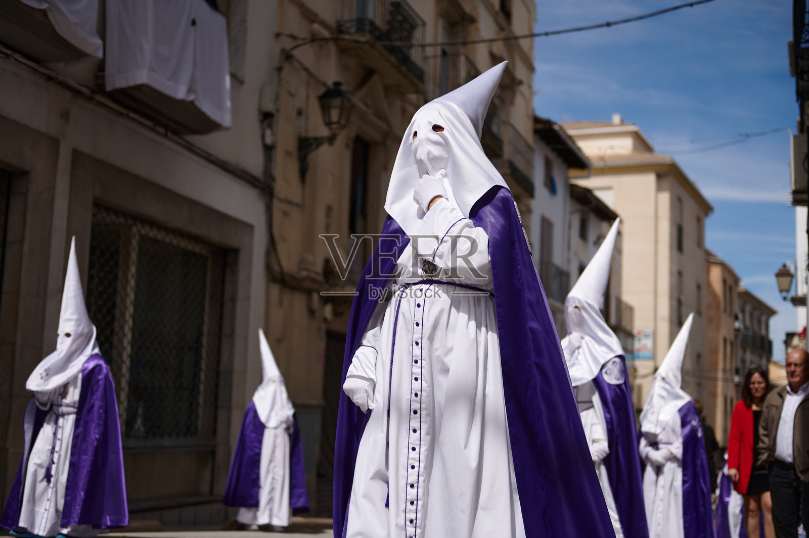 2024年4月18日，身披紫色长袍的忏悔者走在西班牙安达卢西亚的克萨达照片摄影图片