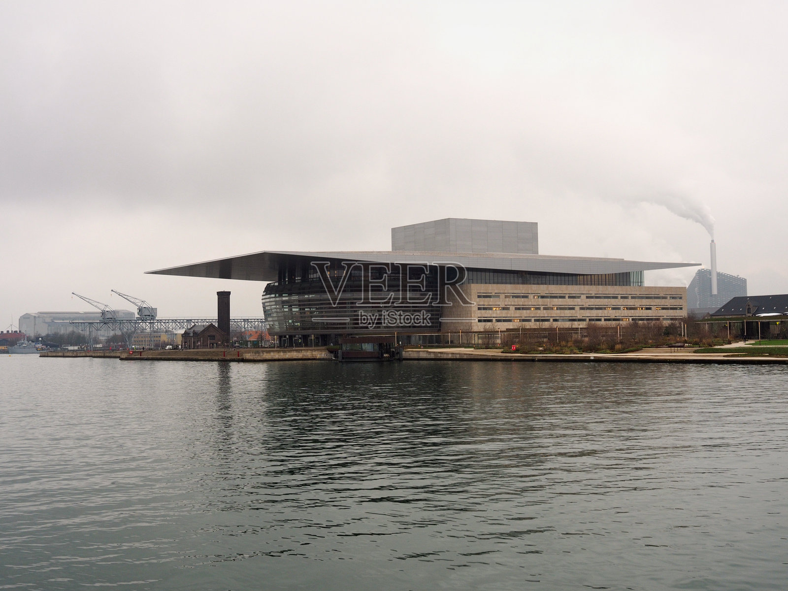 哥本哈根海滨的现代歌剧院，丹麦照片摄影图片