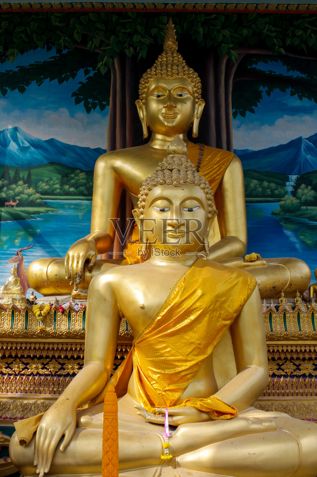 泰国寺庙中的佛像，具有传统的佛教设计、金色表面和建筑细节照片摄影图片