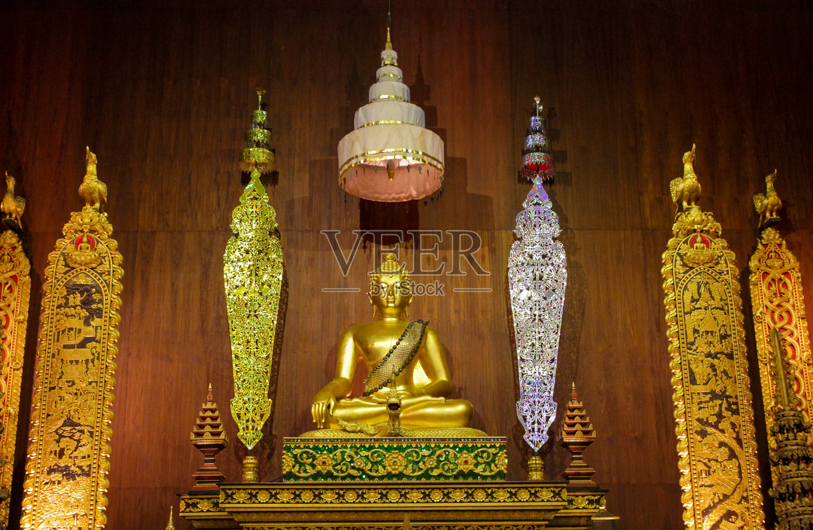 泰国寺庙中的佛像，具有传统的佛教设计、金色表面和建筑细节照片摄影图片