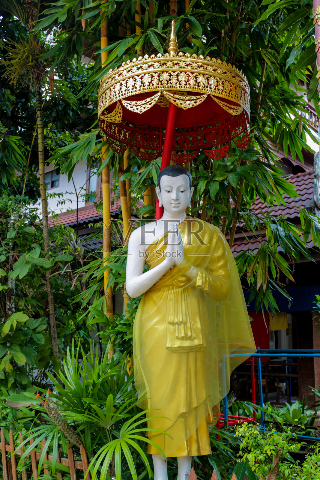 泰国寺庙中的佛像，具有传统的佛教设计、金色表面和建筑细节照片摄影图片