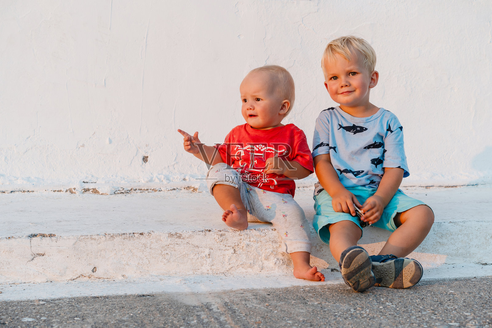 两个快乐的小孩在户外玩耍。照片摄影图片