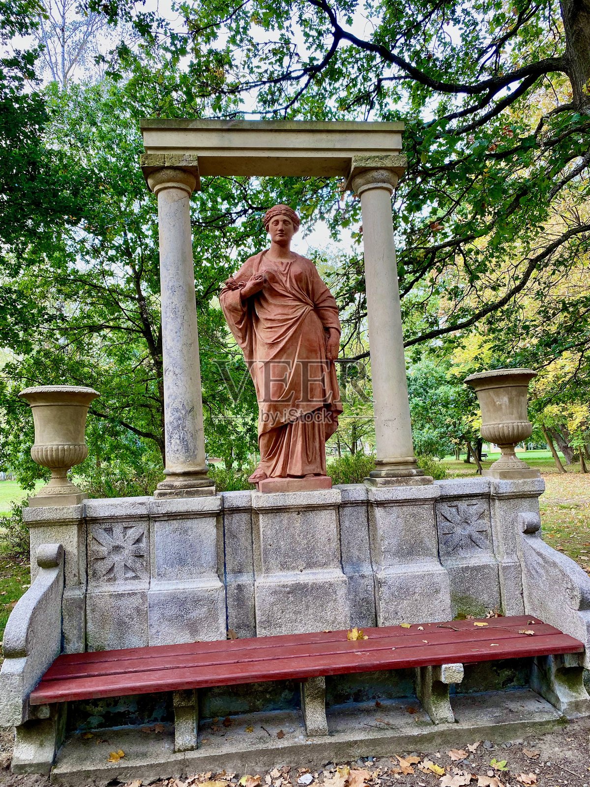 弗兰茨温泉（Františkovy Lázně）：漫步于拱廊和疗养泉，以及萨林堡观景塔照片摄影图片