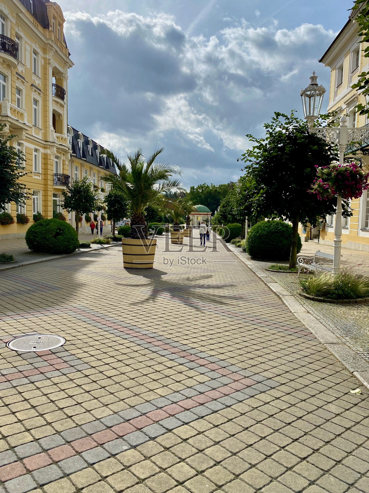 弗朗季谢科维拉兹涅（又称弗兰茨浴场）：穿过拱廊和疗养泉，以及萨林堡观景塔的漫步照片摄影图片