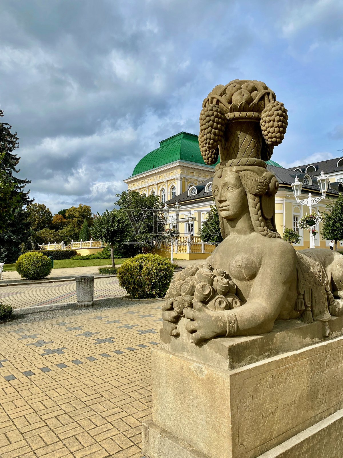 弗兰茨浴场（Františkovy Lázně）：漫步于拱廊、疗养泉及萨林堡观景塔照片摄影图片