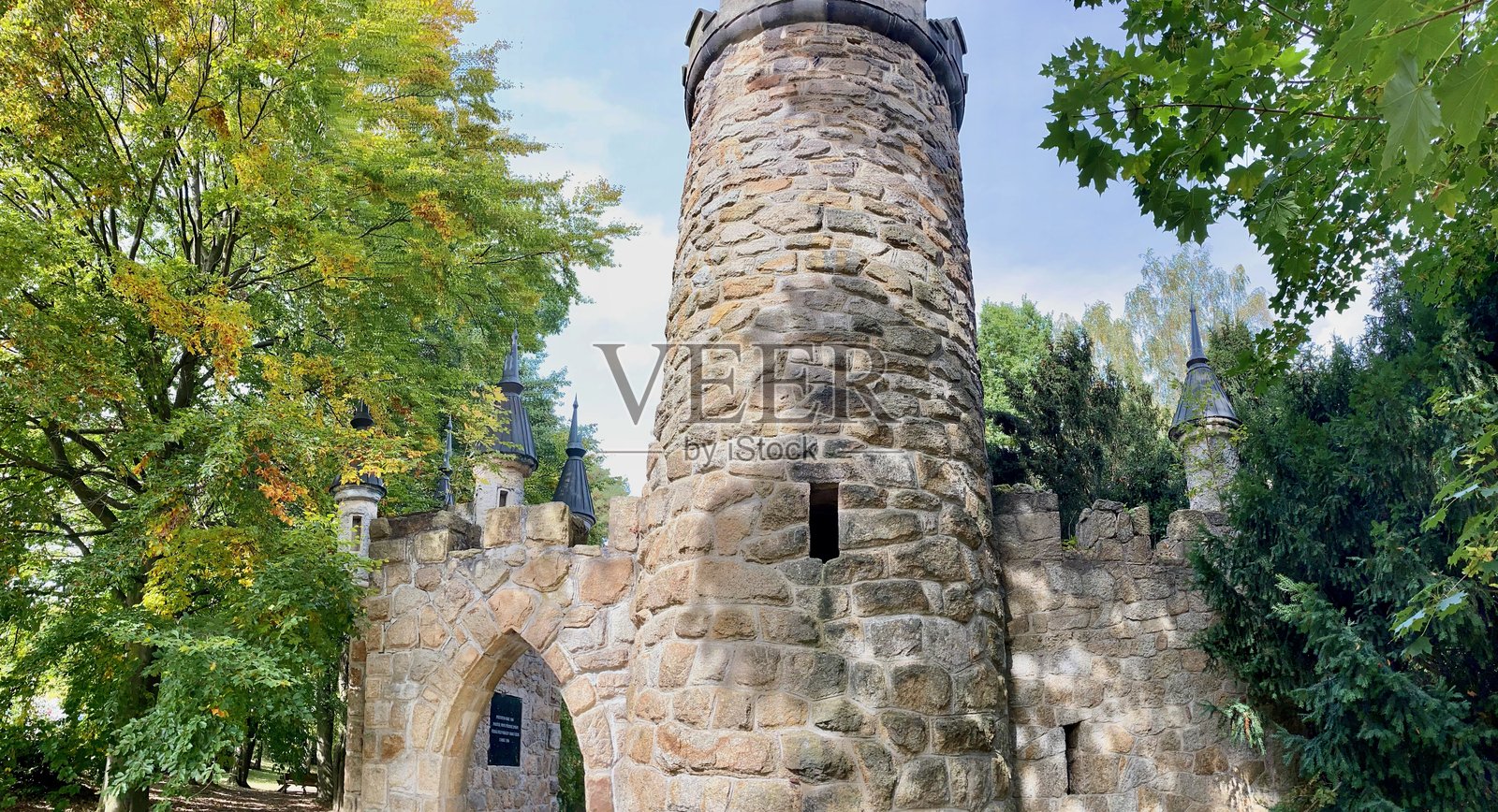 弗兰茨巴德（又称弗兰季什科维拉兹涅）：穿过拱廊和疗养泉，以及萨林堡观景塔的漫步照片摄影图片