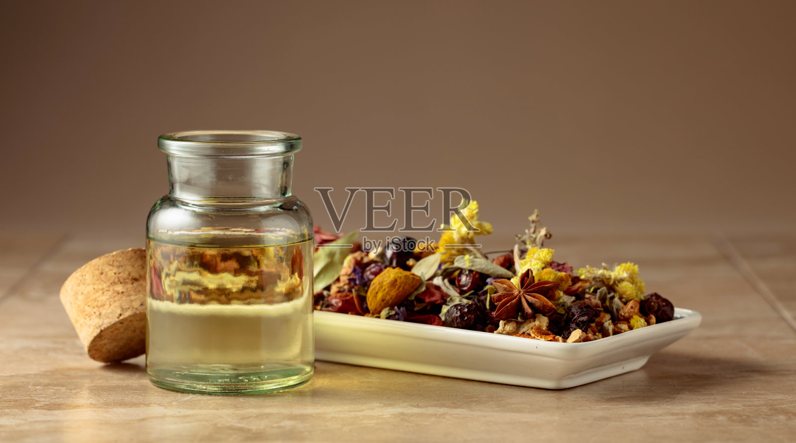 一小瓶精油或草药酊剂。照片摄影图片