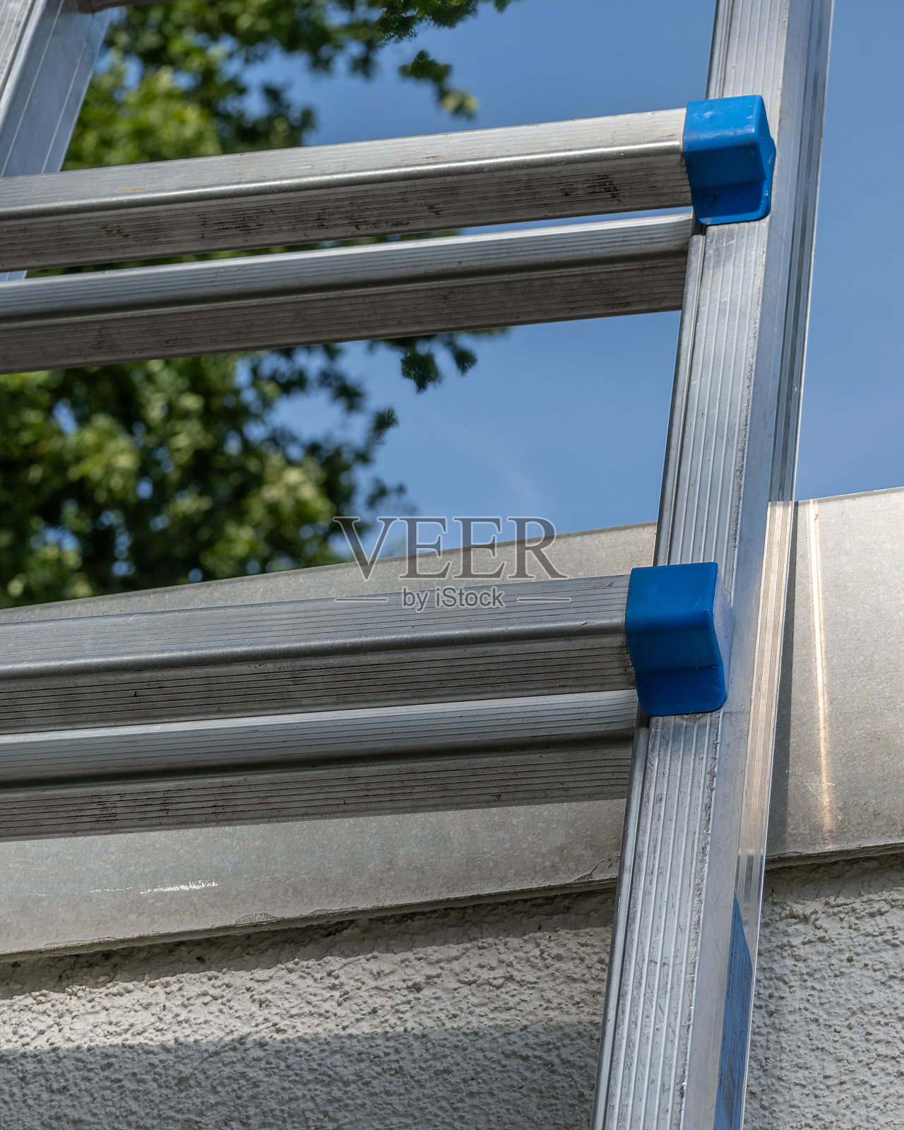 白天，梯子靠墙放置，方便进入高处进行维护或维修工作照片摄影图片