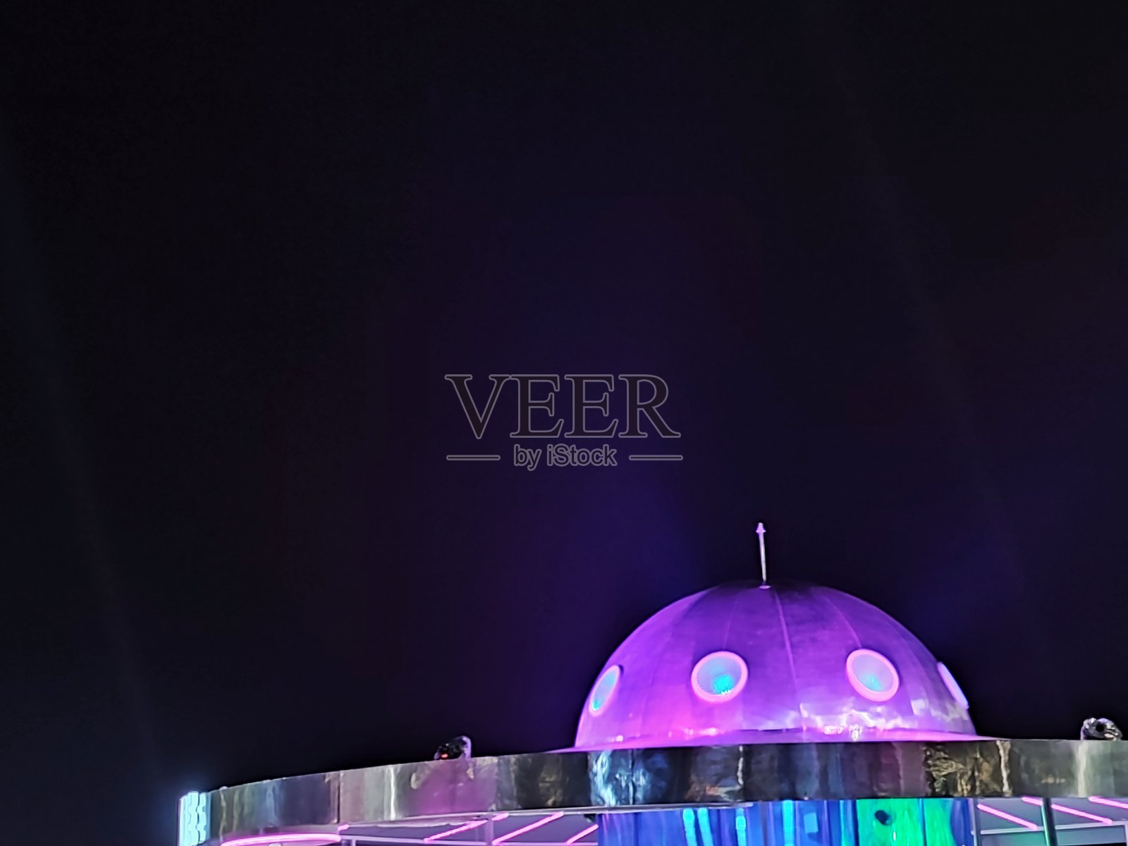 美丽的彩色夜景户外建筑，外观设计像飞碟，建筑顶部俯瞰视角照片摄影图片