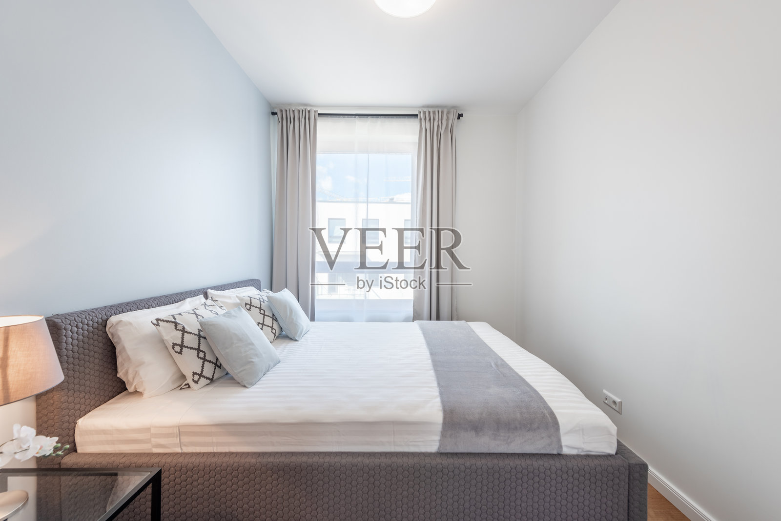 现代简约卧室，配有舒适的床和优雅的室内装饰照片摄影图片