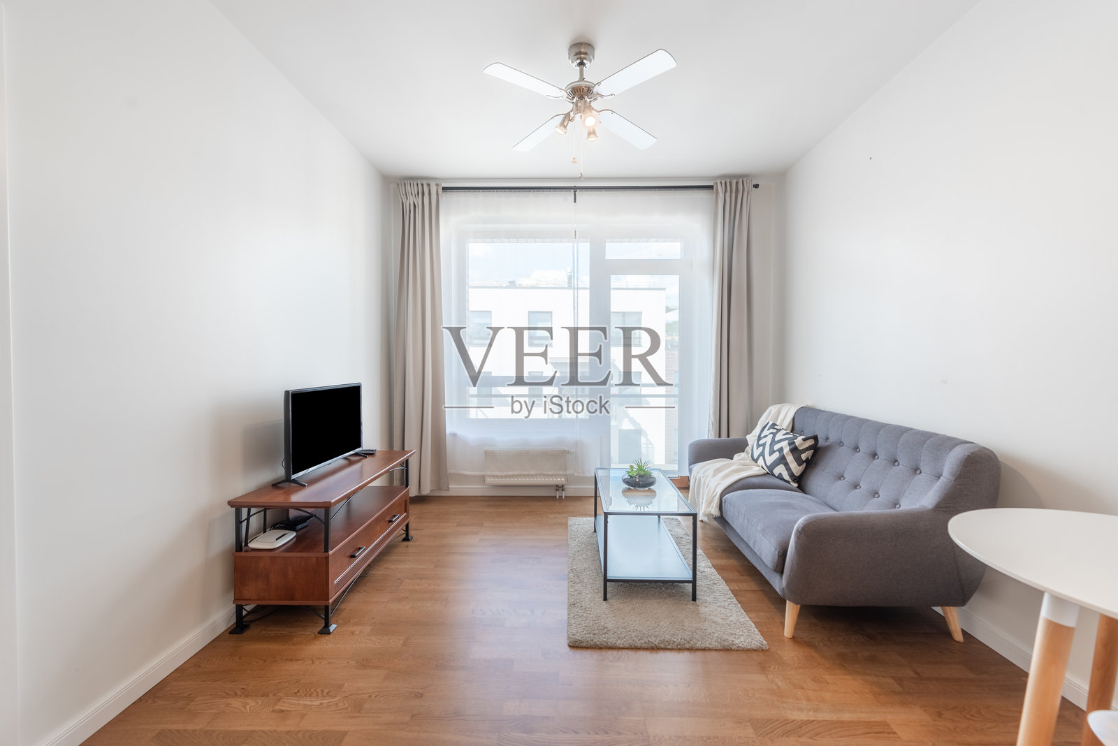 现代简约客厅，装饰温馨，光线自然照片摄影图片