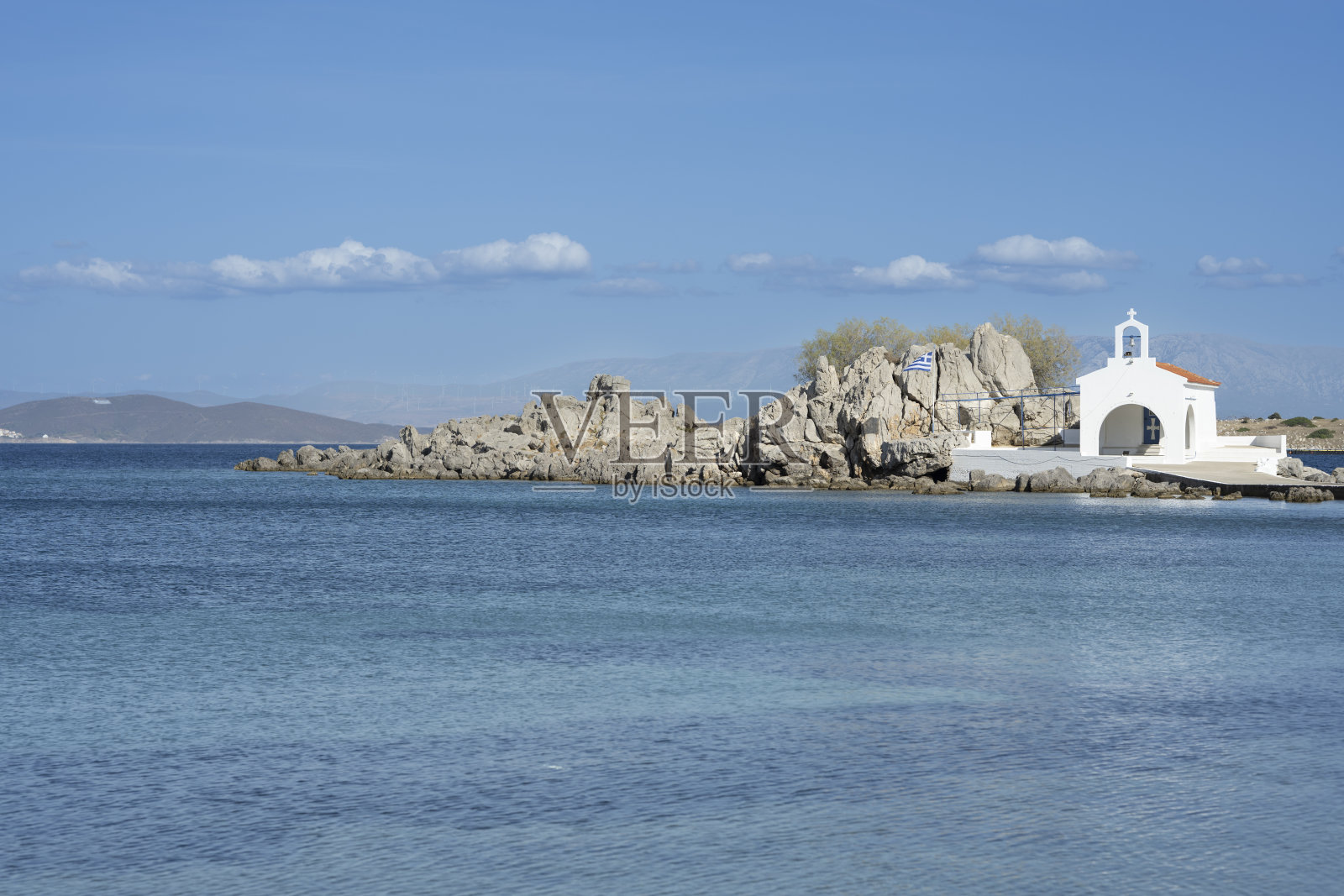 希腊奇奥斯岛上的圣伊西多罗斯小教堂，坐落于岩石小岛上照片摄影图片